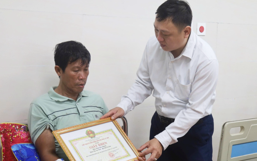 Vụ cứu người sau đó bị trôi dạt trên biển 2 ngày: Tặng Giấy khen cho 3 cá nhân