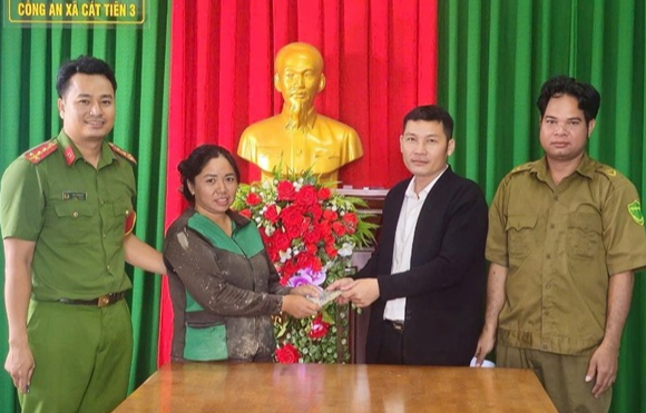 Nhặt được cọc tiền trên đường, thầy giáo ở Lâm Đồng có hành động đẹp- Ảnh 1. Nhặt được cọc tiền trên đường, thầy giáo ở Lâm Đồng có hành động đẹp- Ảnh 1.