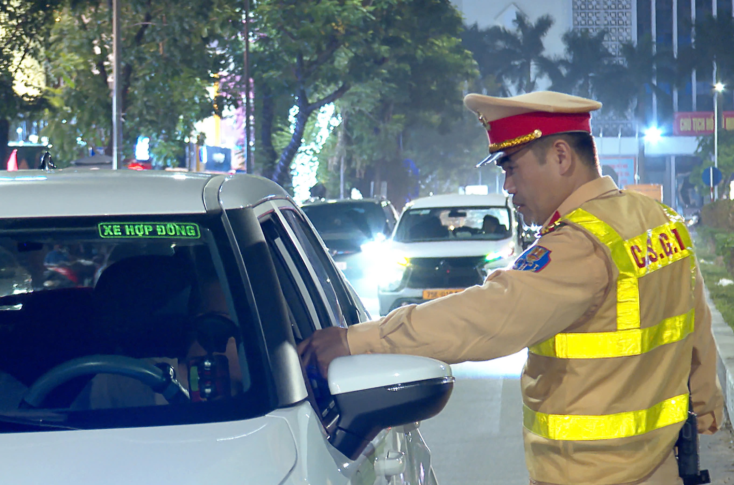 Huế xử lý hàng loạt trường hợp vi phạm nồng độ cồn trong ngày đầu ra quân đợt cao điểm- Ảnh 1. Huế xử lý hàng loạt trường hợp vi phạm nồng độ cồn trong ngày đầu ra quân đợt cao điểm- Ảnh 1.