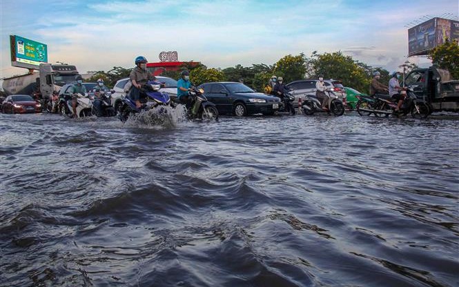 Bão số 14 di chuyển chậm lại trên Biển Đông, Bắc Bộ và Nam Bộ cùng xuất hiện triều cường