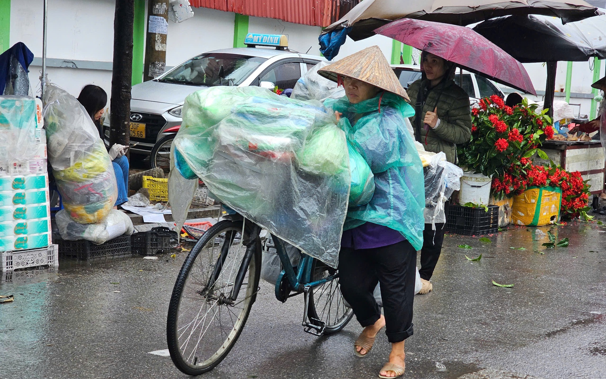 Miền Bắc mưa rải rác, bão số 14 vẫn đang quần thảo trên Biển Đông