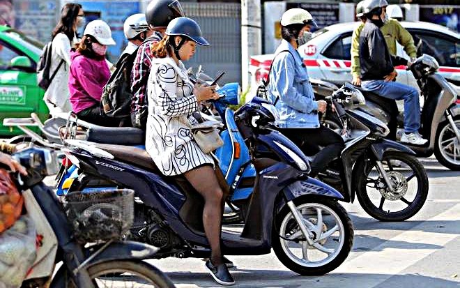 Hơn 130 người bị phạt tiền trong một buổi sáng vì thói quen phổ biến khi lái xe máy- Ảnh 1. Hơn 130 người bị phạt tiền trong một buổi sáng vì thói quen phổ biến khi lái xe máy- Ảnh 1.