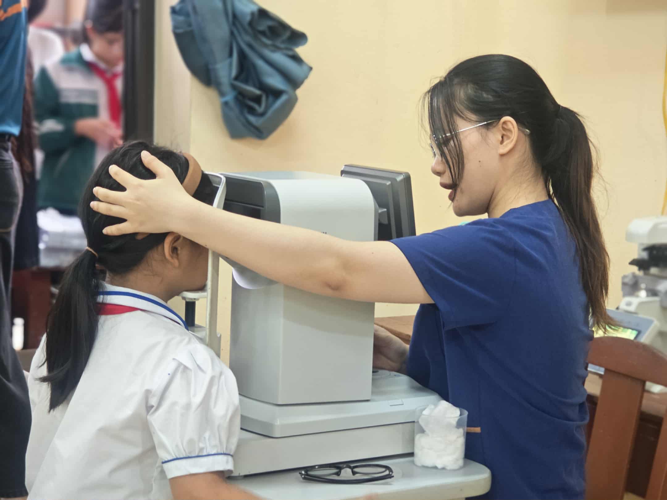 เด็กเกือบ 30% ในโรงเรียนประถมศึกษามีปัญหาสายตาผิดปกติ แต่ส่วนใหญ่ไม่เคยใส่แว่นตาเลย - รูปที่ 1 Gần 30% trẻ tại một trường tiểu học mắc tật khúc xạ nhưng phần lớn chưa từng đeo kính- Ảnh 1.