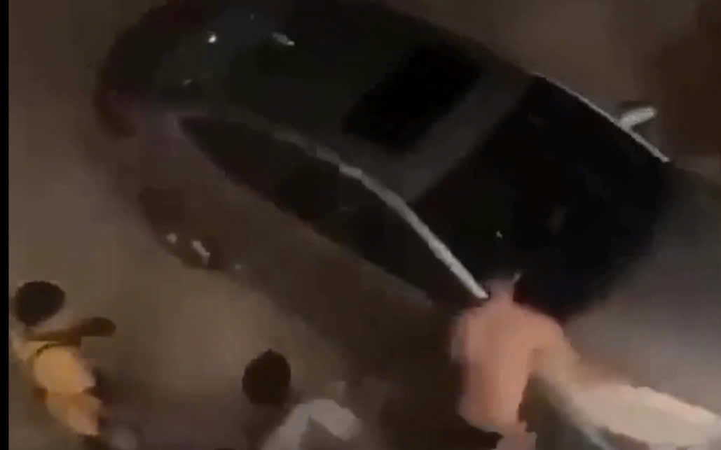 Clip ô tô lao vào nhóm thanh niên nghi do mâu thuẫn chụp ảnh đốt pháo