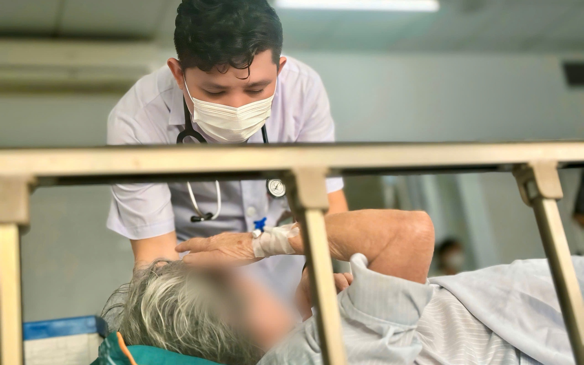 Lấy khối u máu hiếm gặp trong họng bệnh nhi- Ảnh 1.