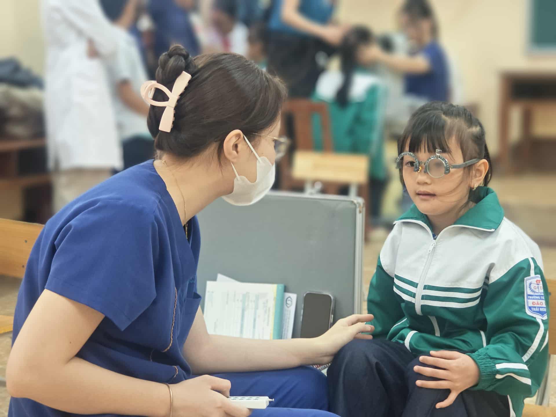 เด็กเกือบร้อยละ 30 ในโรงเรียนประถมศึกษามีปัญหาสายตาผิดปกติ แต่ส่วนใหญ่ไม่เคยใส่แว่นตาเลย - รูปที่ 2 Gần 30% trẻ tại một trường tiểu học mắc tật khúc xạ nhưng phần lớn chưa từng đeo kính- Ảnh 2.