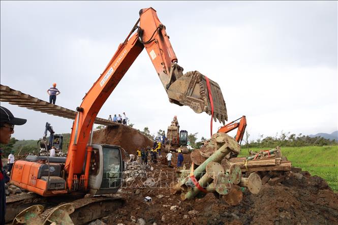 Chính thức thông tuyến đường sắt Bắc - Nam sau 4 ngày bị sạt lở do bão số 13- Ảnh 3.