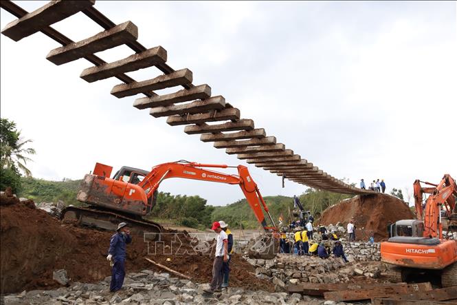 Chính thức thông tuyến đường sắt Bắc - Nam sau 4 ngày bị sạt lở do bão số 13- Ảnh 4.
