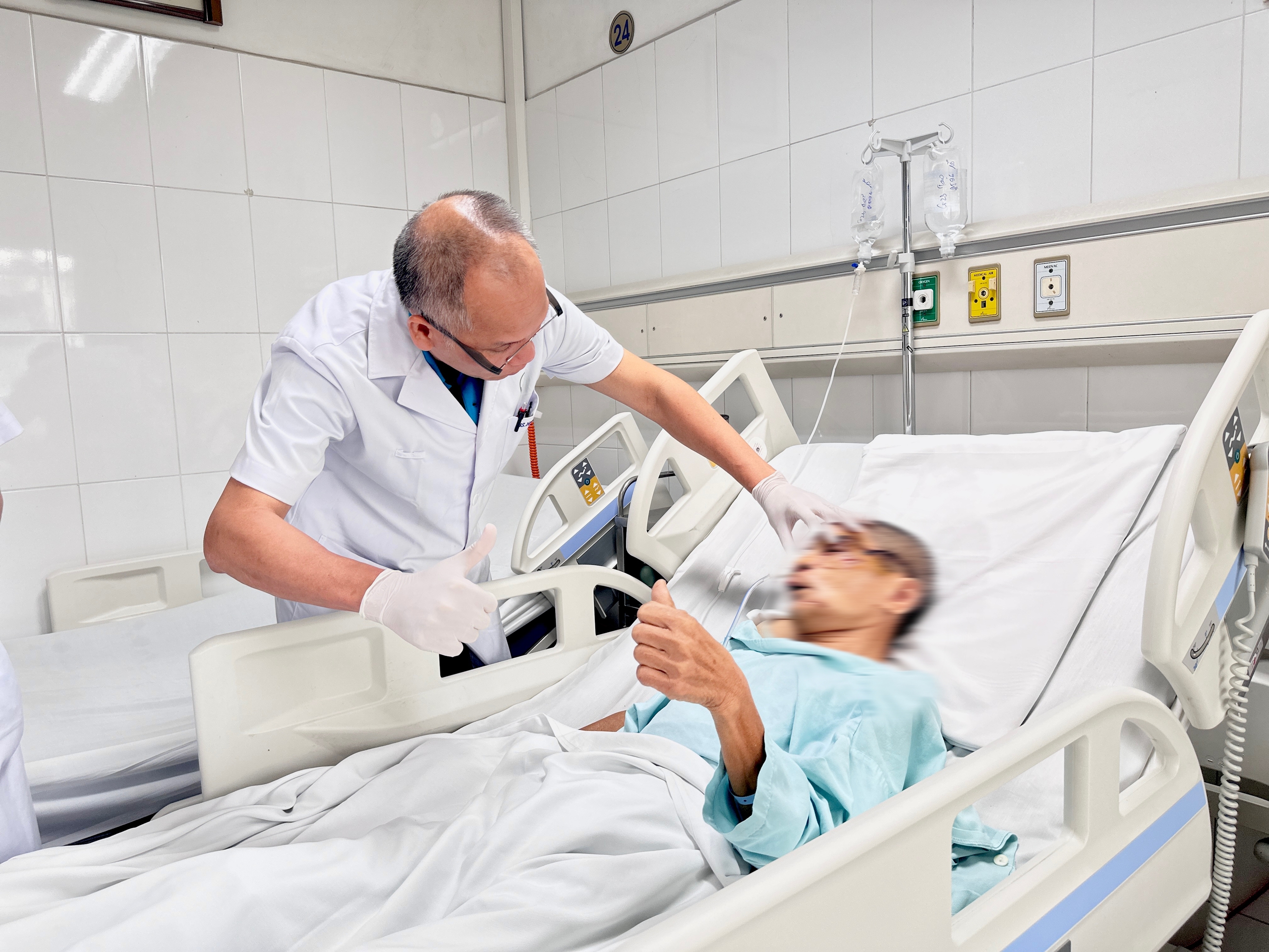 Cirurgia de emergência à noite salvou o rosto Mổ cấp cứu trong đêm cứu gương mặt 'bửa đôi' của người đàn ông ngã vào hố thang máy- Ảnh 1.