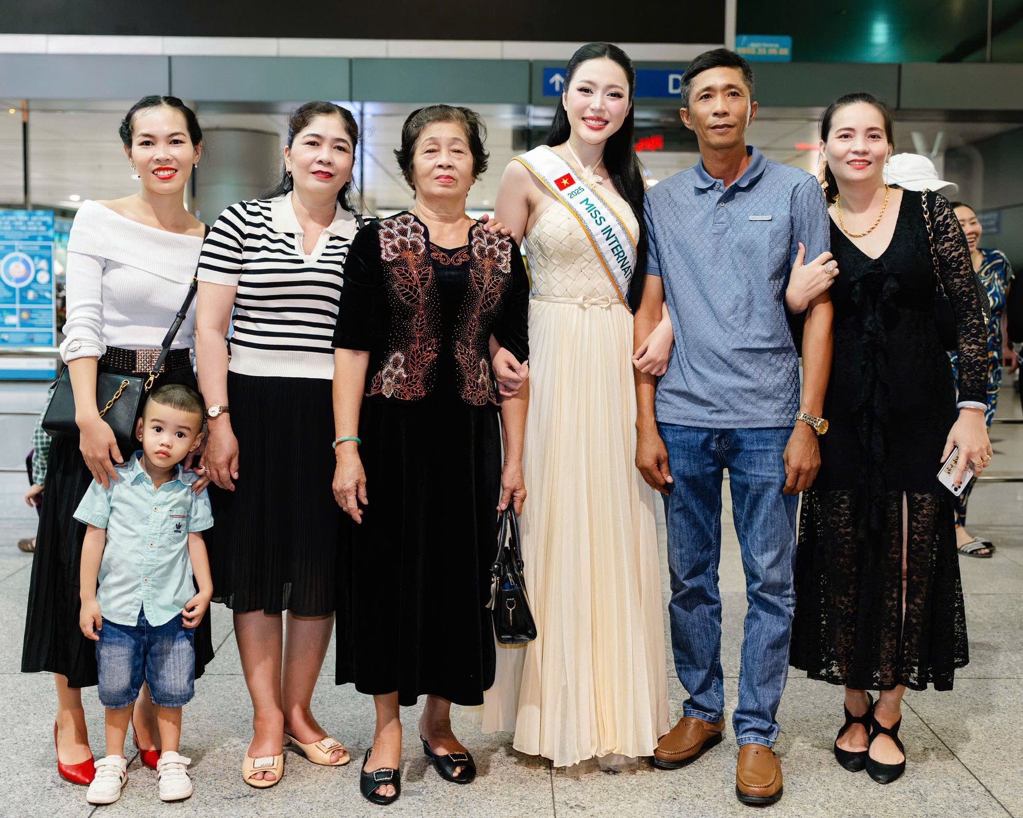 Mẹ đẻ Hoa hậu Kiều Duy gây chú ý khi tiễn con gái đi thi Hoa hậu Quốc tế- Ảnh 7.