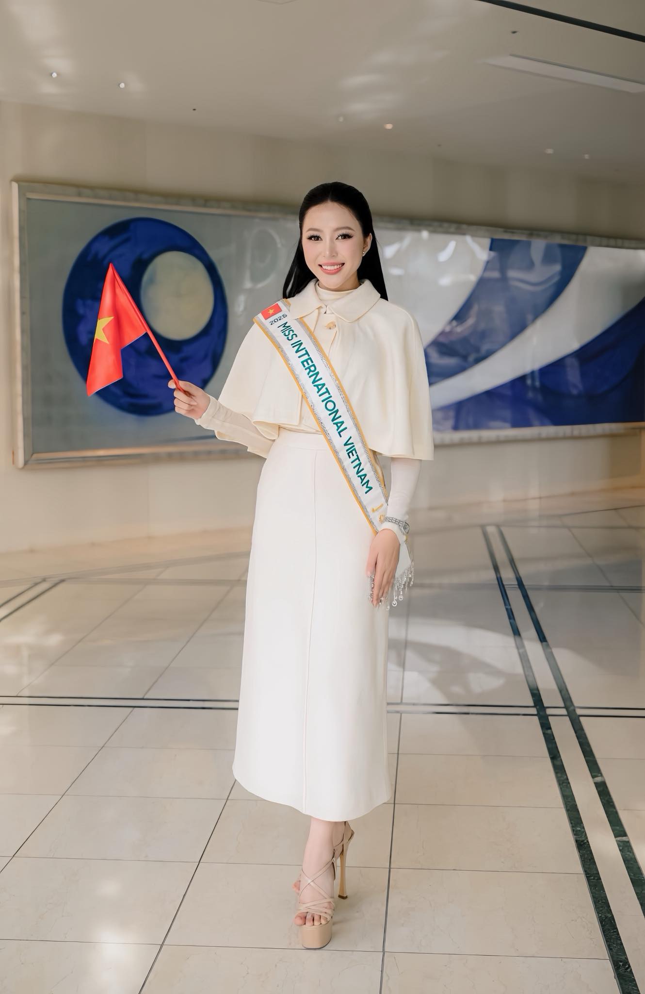 Mẹ đẻ Hoa hậu Kiều Duy gây chú ý khi tiễn con gái đi thi Hoa hậu Quốc tế- Ảnh 1.