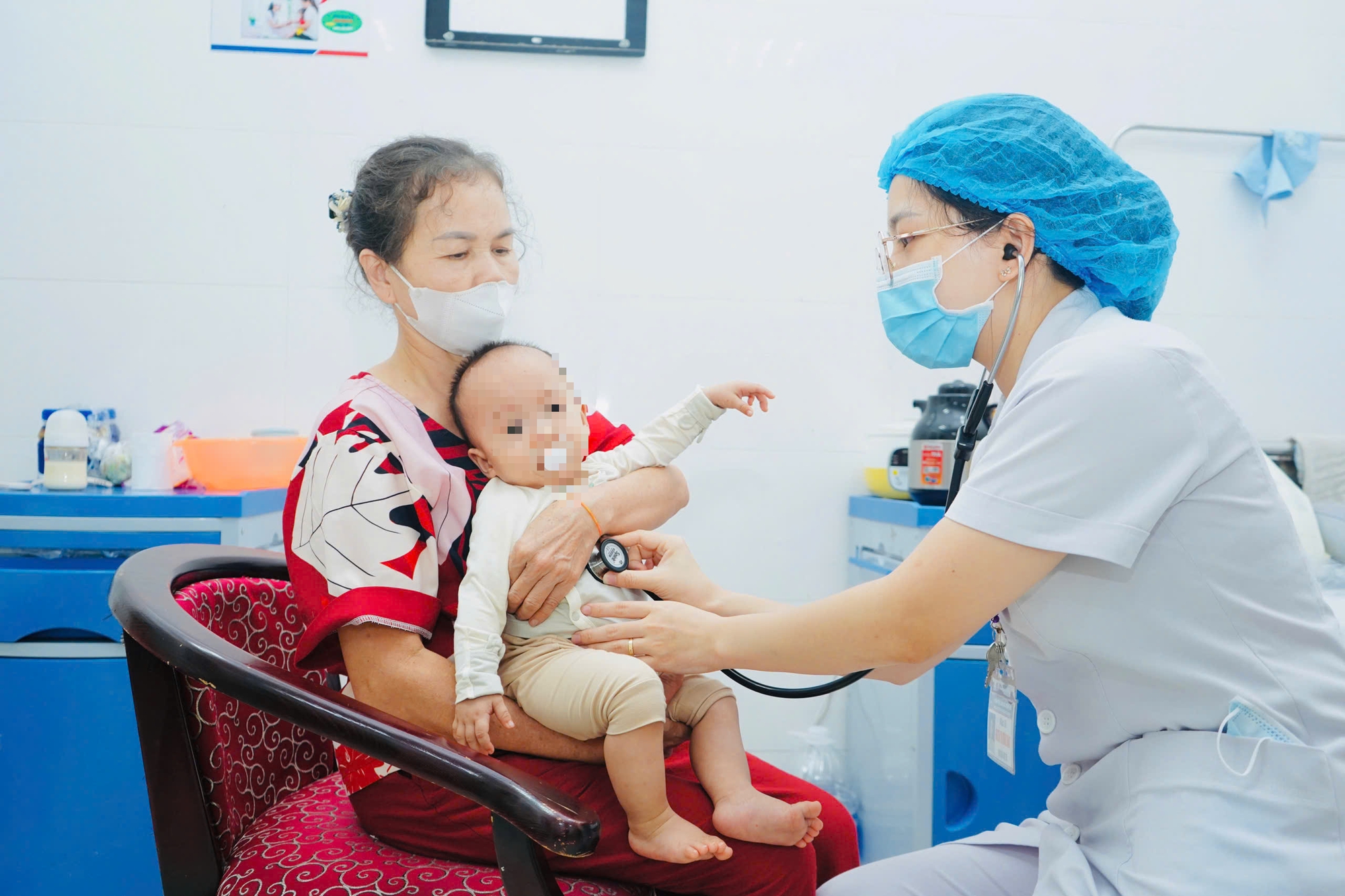 គ្រុនផ្តាសាយ A កើនឡើងយ៉ាងឆាប់រហ័សក្នុងរដូវផ្លាស់ប្តូរ៖ កុមារជាច្រើនត្រូវសម្រាកនៅមន្ទីរពេទ្យ វេជ្ជបណ្ឌិតព្រមានពីហានិភ័យនៃផលវិបាកធ្ងន់ធ្ងរ - រូបថត 3 ។ Cúm A tăng nhanh thời điểm giao mùa: Nhiều trẻ nhập viện, bác sĩ cảnh báo nguy cơ biến chứng nặng- Ảnh 3.