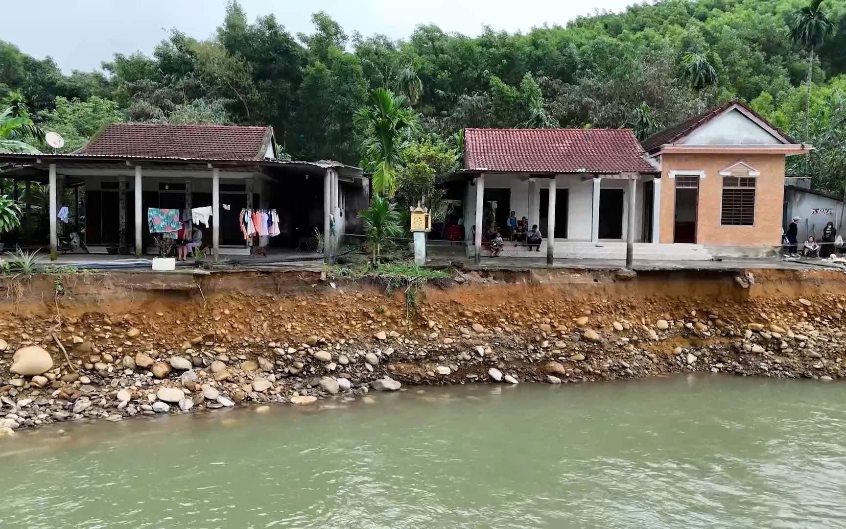 Dòng suối dưới chân Bạch Mã xác xơ sau lũ- Ảnh 15. Những ngôi nhà chênh vênh bên dòng Thác Trượt sau mưa lũ lịch sử