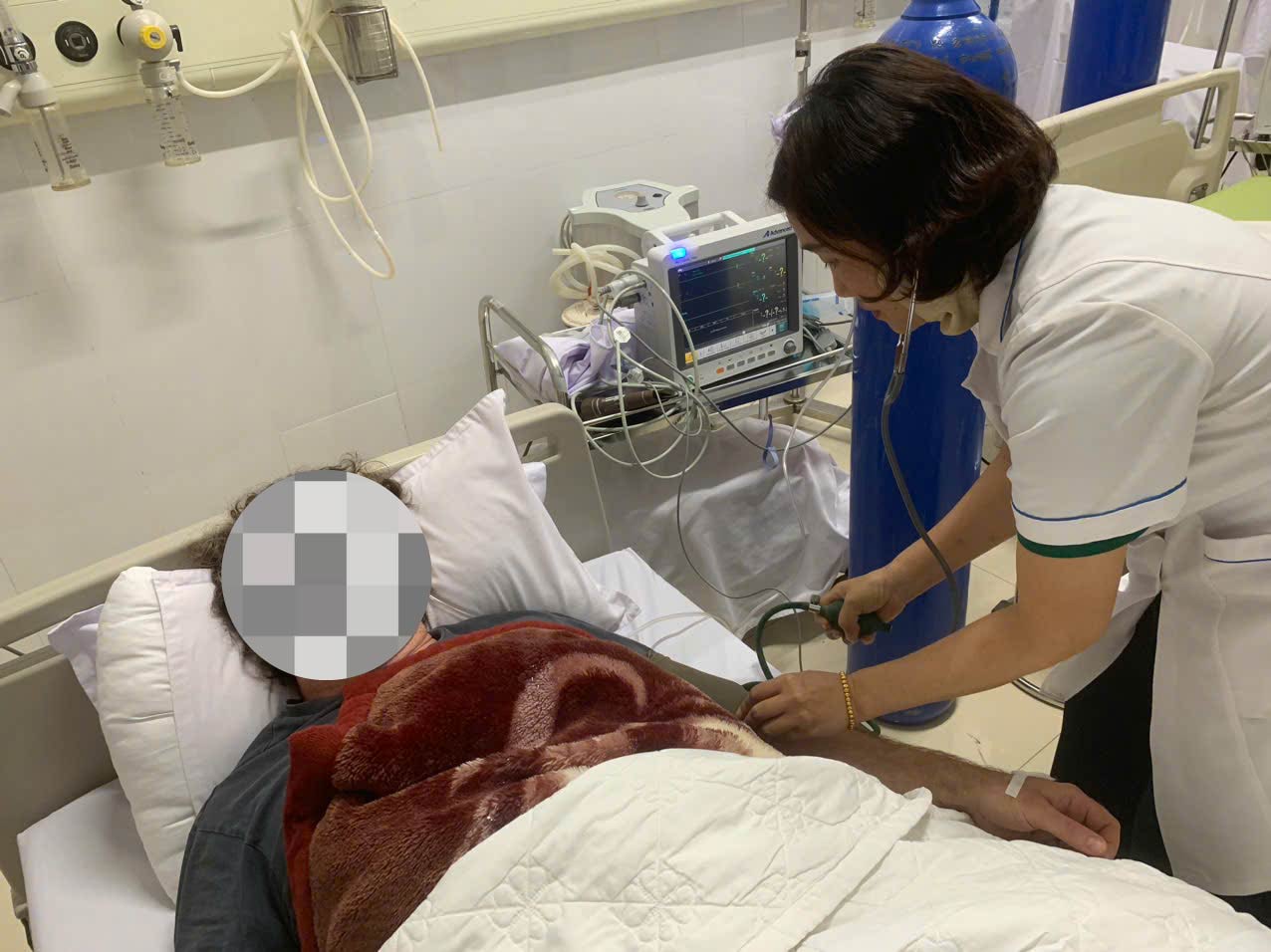 ການປິ່ນປົວສຸກເສີນທັນເວລາສໍາລັບຜູ້ຊາຍຕ່າງປະເທດທີ່ມີອາການປວດເອິກໃນຕອນເຊົ້າ - ຮູບພາບ 1. Cấp cứu kịp thời người đàn ông nước ngoài đau thắt ngực lúc rạng sáng- Ảnh 1.