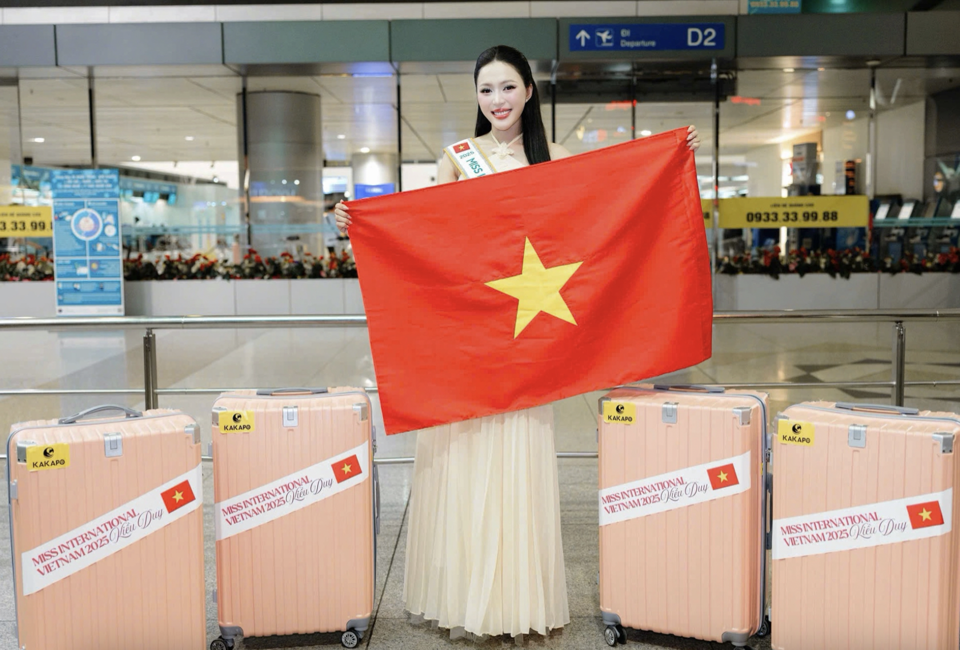 Mẹ đẻ Hoa hậu Kiều Duy gây chú ý khi tiễn con gái đi thi Hoa hậu Quốc tế- Ảnh 3.