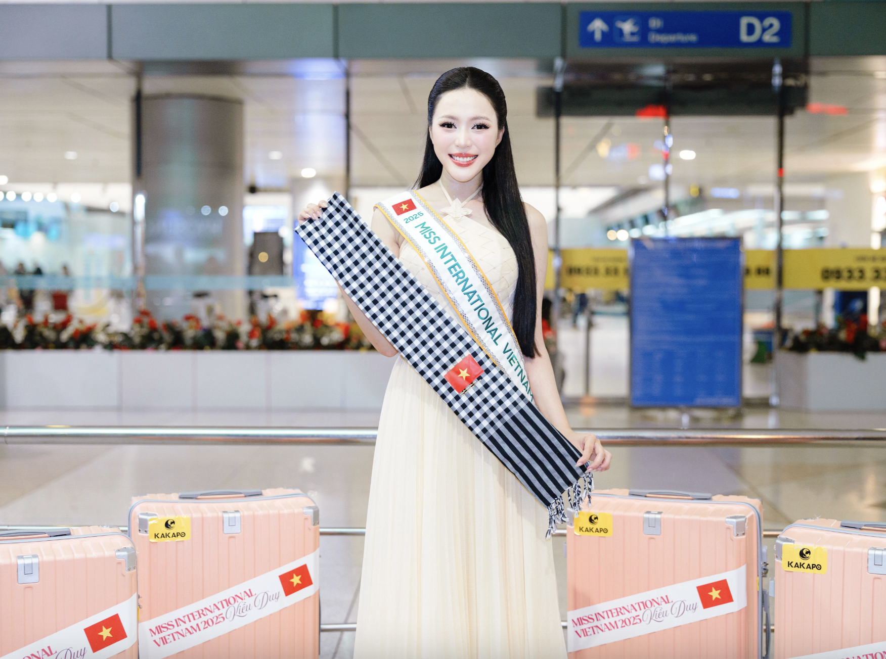 Mẹ đẻ Hoa hậu Kiều Duy gây chú ý khi tiễn con gái đi thi Hoa hậu Quốc tế- Ảnh 4.