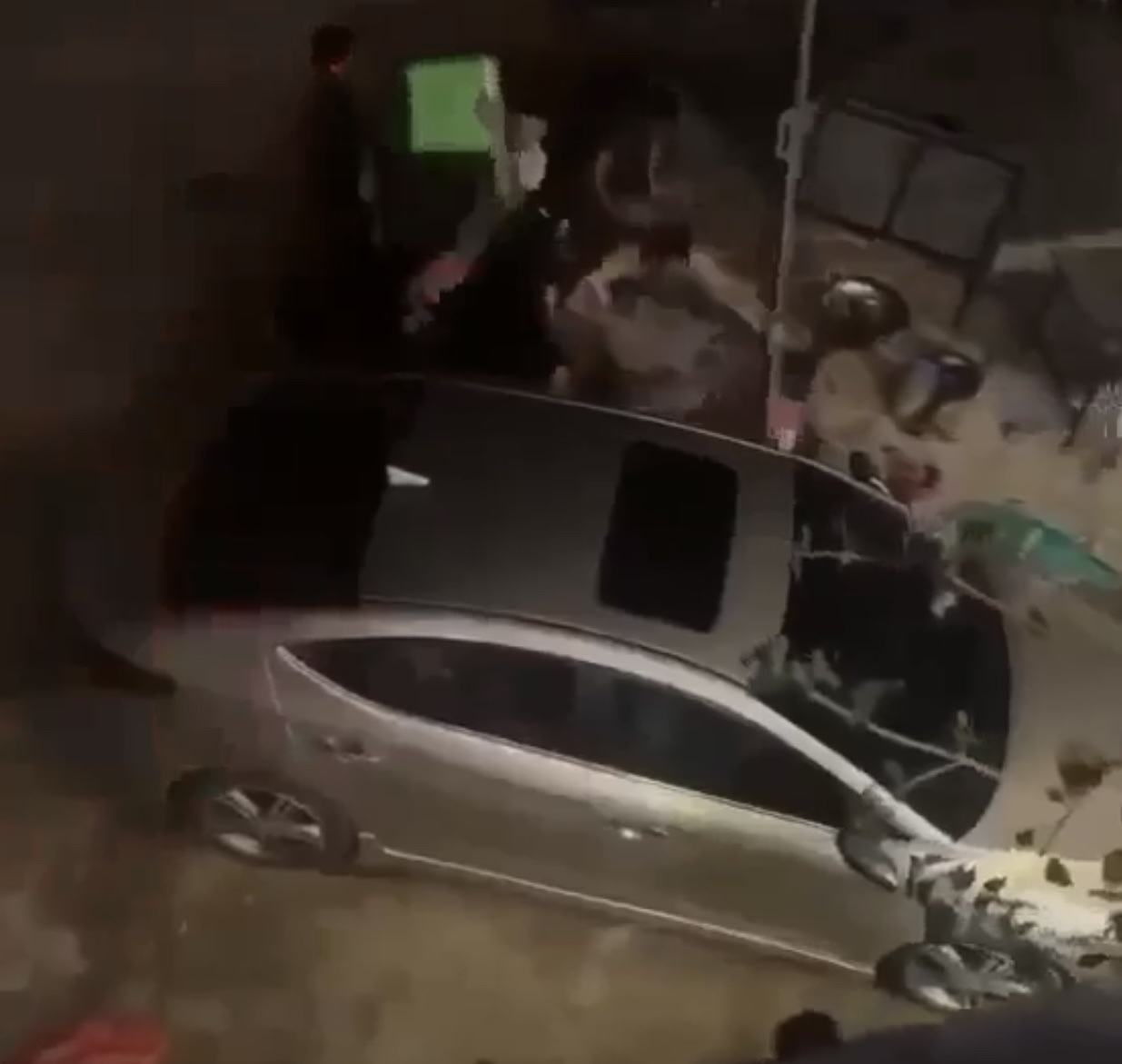 Tạm giữ hình sự 10 người liên quan vụ ô tô lao vào nhóm thanh niên ở Nghệ An- Ảnh 1.