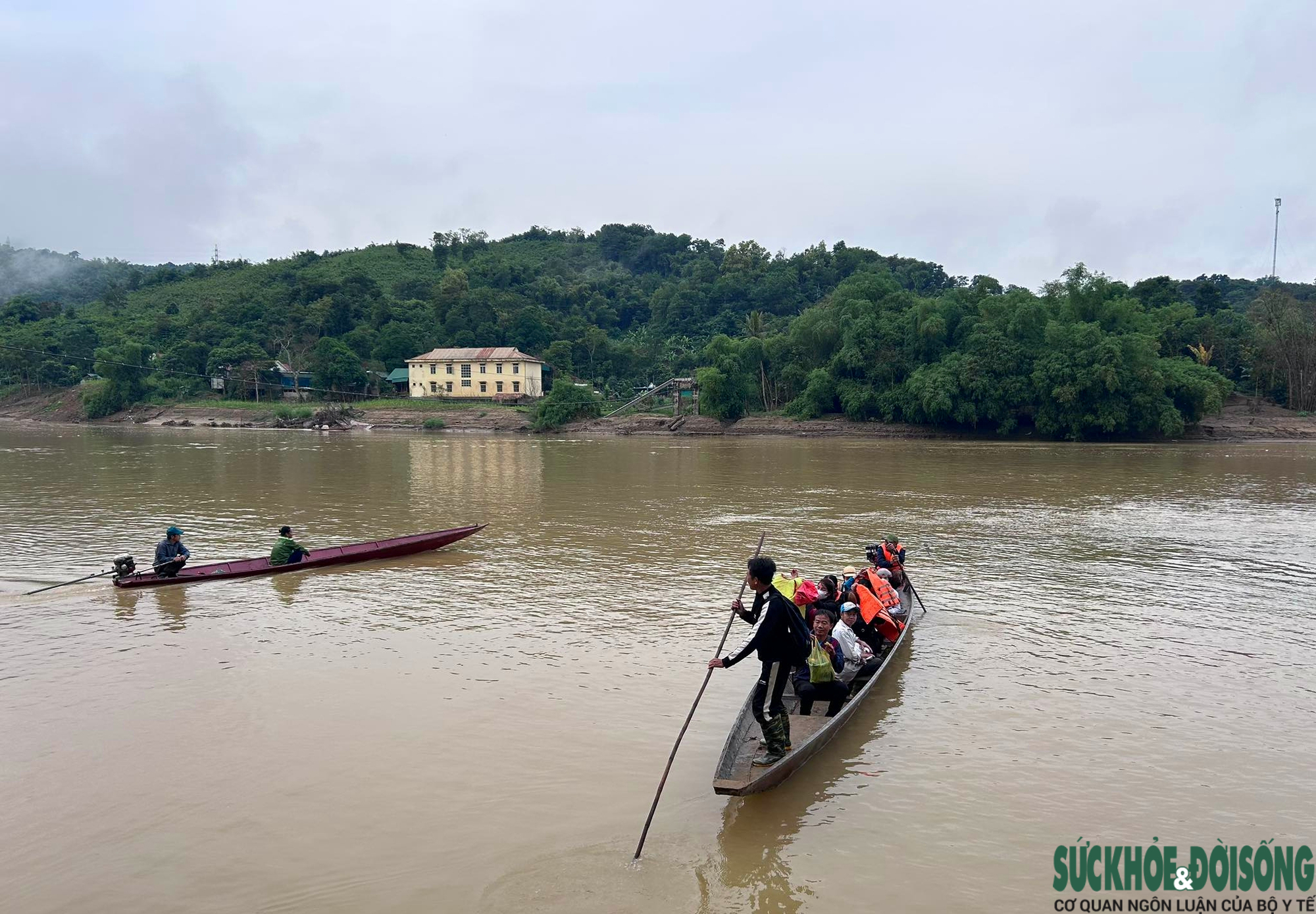Mong một cây cầu vượt lũ- Ảnh 1.