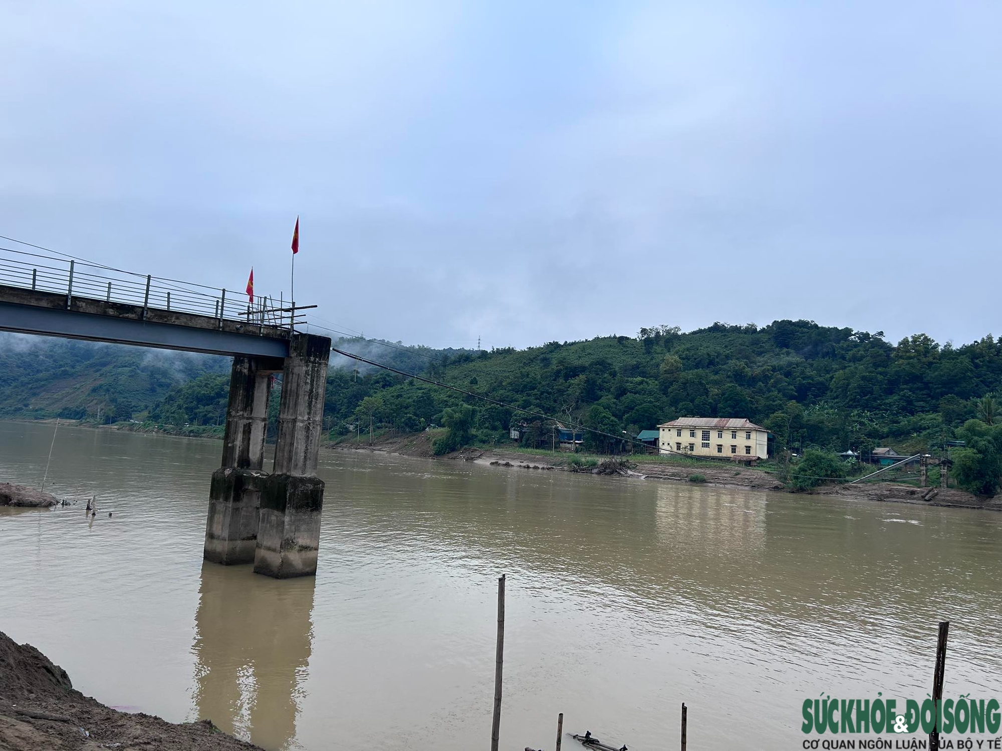 Mong một cây cầu vượt lũ- Ảnh 5.