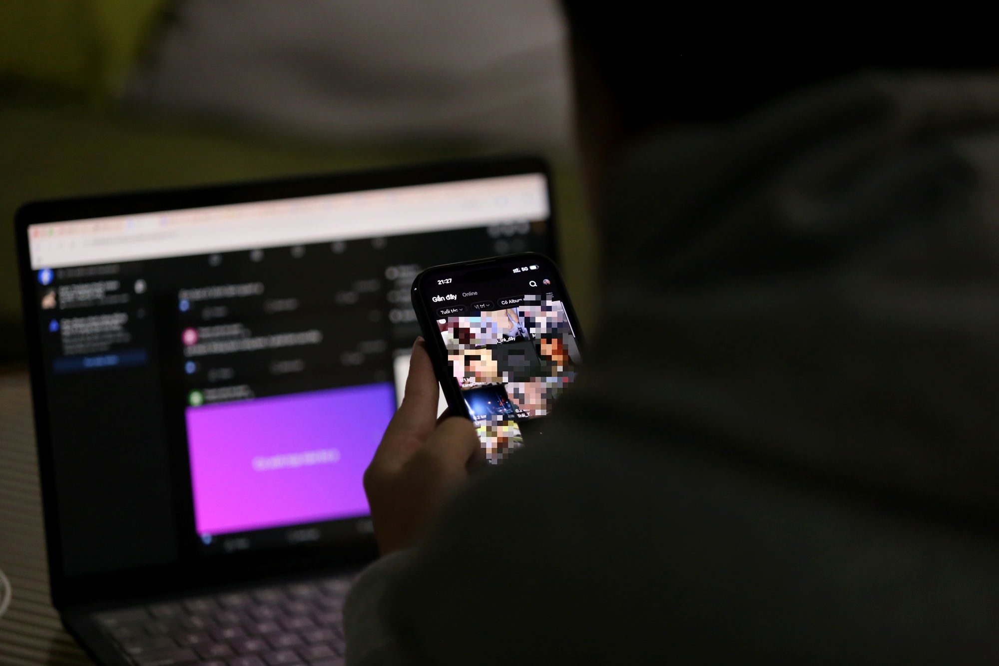 Minh Anh ngồi ở một góc nhỏ trong quán cà phê để "săn" những trường hợp nguy cơ, nhưng là để mở đường tiếp cận, trở thành điểm tựa kín đáo. Minh Anh ngồi ở một góc nhỏ trong quán cà phê để "săn" những trường hợp nguy cơ, nhưng là để mở đường tiếp cận, trở thành điểm tựa kín đáo.