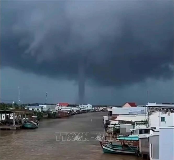 Xuất hiện vòi rồng trên vùng biển Cà Mau- Ảnh 1. Xuất hiện vòi rồng trên vùng biển Cà Mau- Ảnh 1.