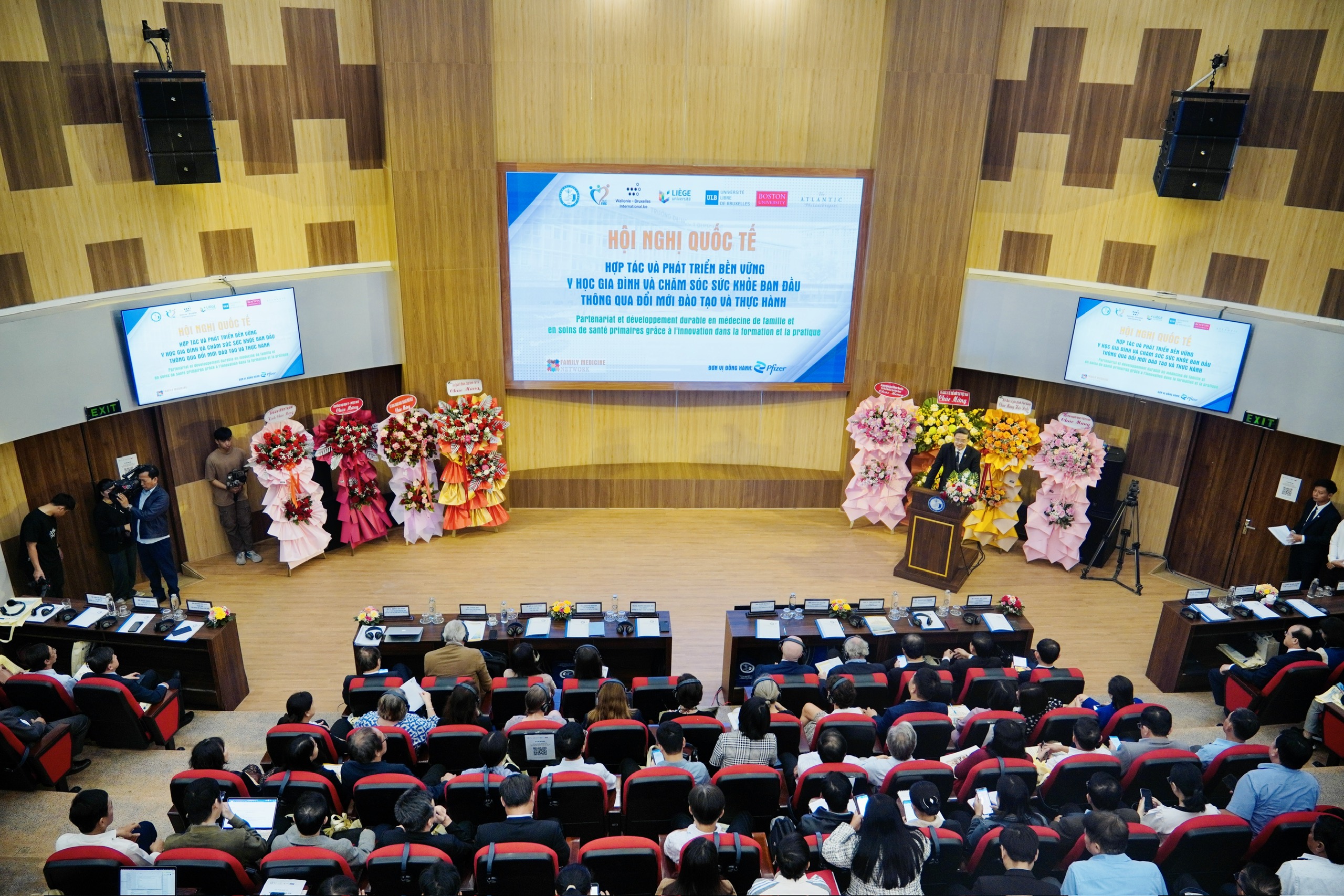 Az alapellátás megerősítése, a családorvoslás fejlesztése az emberek egészségügyi ellátásának fedezésére - 1. kép. Củng cố y tế cơ sở, phát triển y học gia đình để bao phủ chăm sóc sức khỏe nhân dân- Ảnh 1.