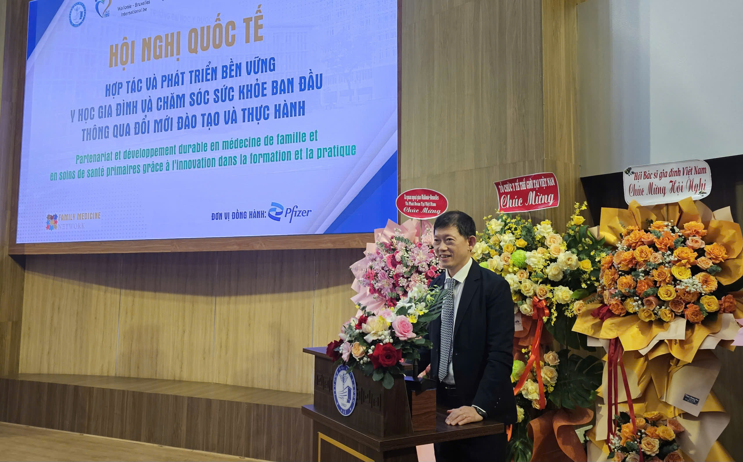 Az alapellátás megerősítése, a családorvoslás fejlesztése az emberek egészségügyi ellátásának fedezésére - 2. kép. Củng cố y tế cơ sở, phát triển y học gia đình để bao phủ chăm sóc sức khỏe nhân dân- Ảnh 2.