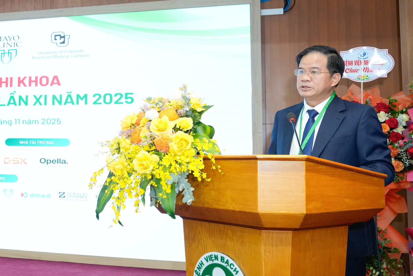 Schimbarea anotimpurilor duce la o creștere a numărului de copii care se îmbolnăvesc de gripă și boli pneumococice, cu multe cazuri de complicații ale pneumoniei - Foto 1. Giao mùa trẻ mắc cúm, phế cầu gia tăng, nhiều ca biến chứng viêm phổi- Ảnh 1.