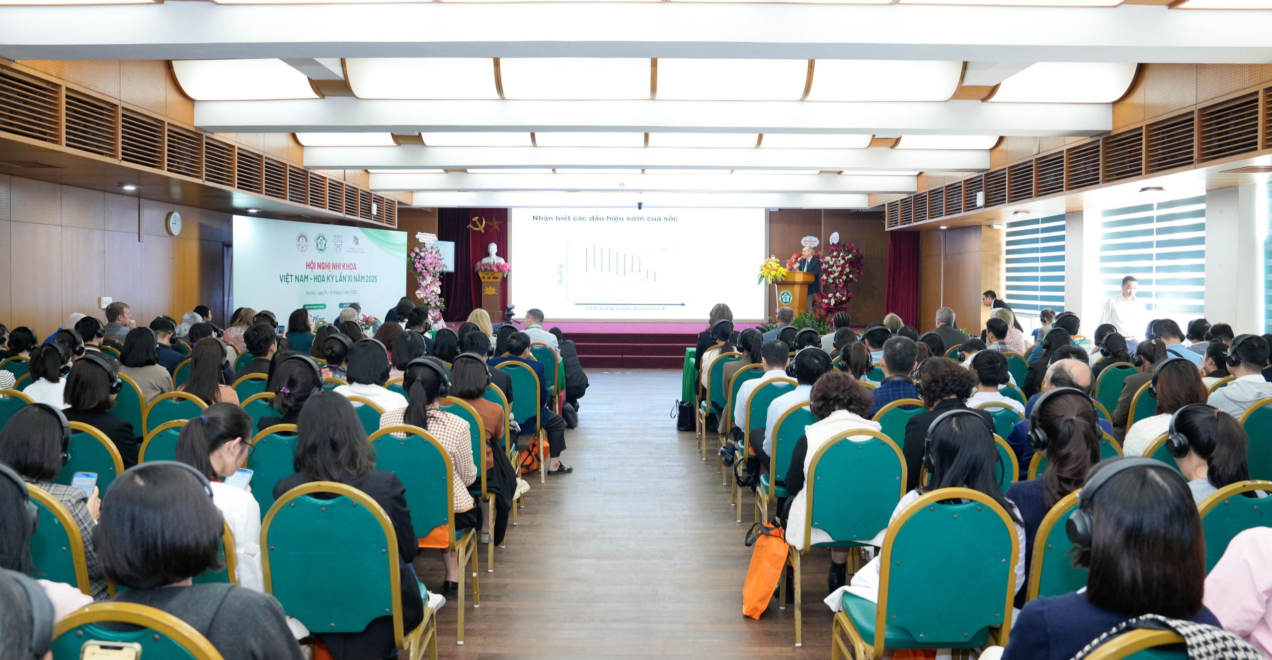 Schimbarea anotimpurilor duce la o creștere a numărului de copii care se îmbolnăvesc de gripă și boli pneumococice, cu multe cazuri de complicații ale pneumoniei - Foto 3. Giao mùa trẻ mắc cúm, phế cầu gia tăng, nhiều ca biến chứng viêm phổi- Ảnh 3.