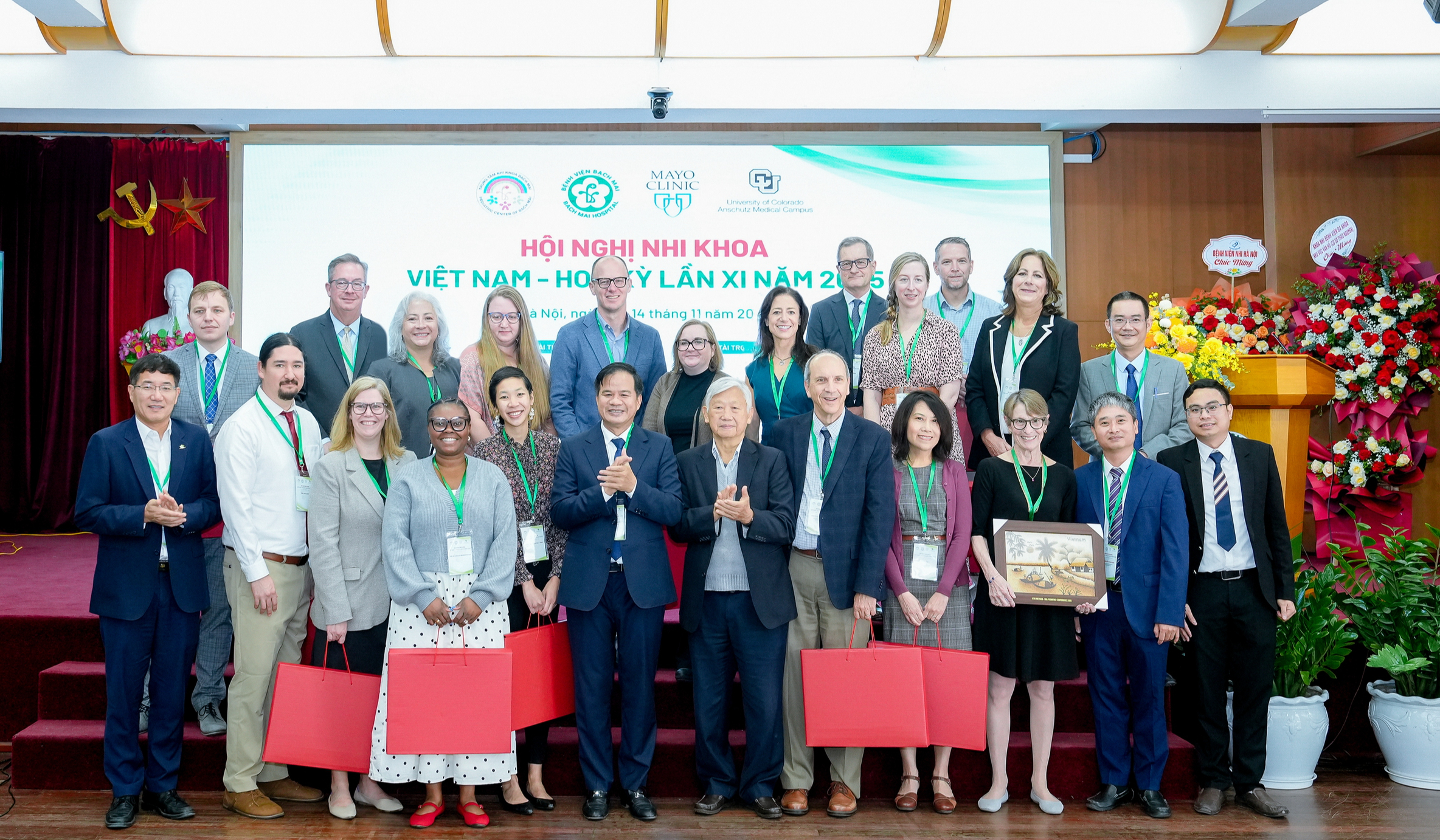 Schimbarea anotimpurilor duce la o creștere a numărului de copii care se îmbolnăvesc de gripă și boli pneumococice, cu multe cazuri de complicații ale pneumoniei - Foto 2. Giao mùa trẻ mắc cúm, phế cầu gia tăng, nhiều ca biến chứng viêm phổi- Ảnh 2.