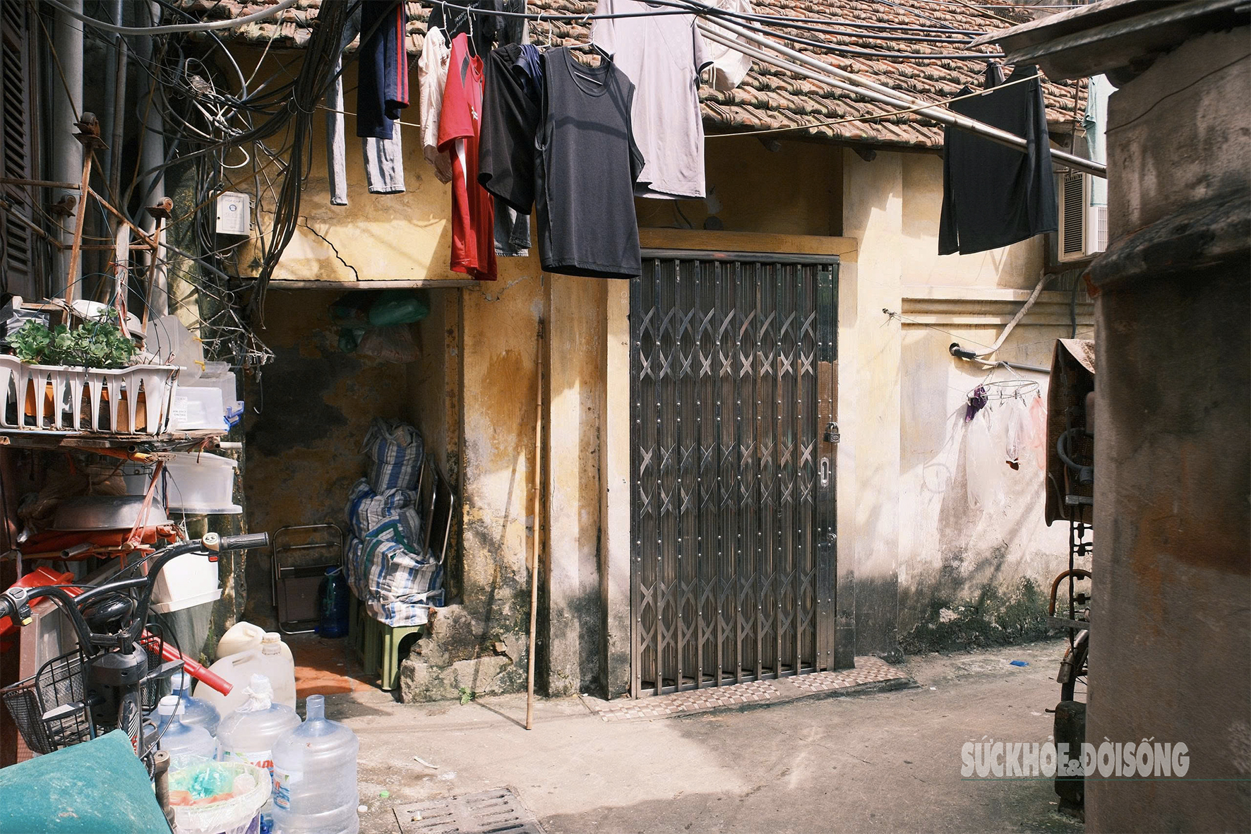 Các hộ dân sống ở ngõ nhỏ trên đất vàng hồ Gươm trước ngày di dời- Ảnh 3. Các hộ dân sống ở ngõ nhỏ trên đất vàng hồ Gươm trước ngày di dời- Ảnh 3.