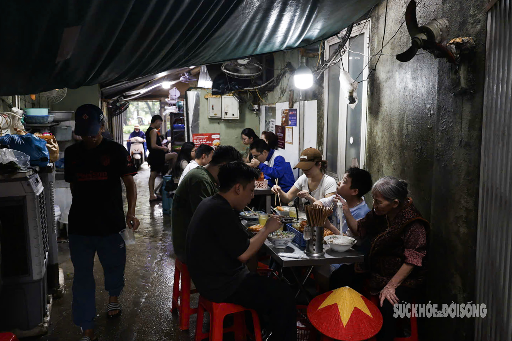 Các hộ dân sống ở ngõ nhỏ trên đất vàng hồ Gươm trước ngày di dời- Ảnh 1. Các hộ dân sống ở ngõ nhỏ trên đất vàng hồ Gươm trước ngày di dời- Ảnh 1.