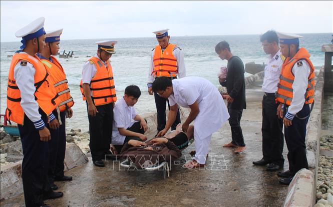 Kịp thời cấp cứu ngư dân bị giảm áp ở Trường Sa- Ảnh 1.