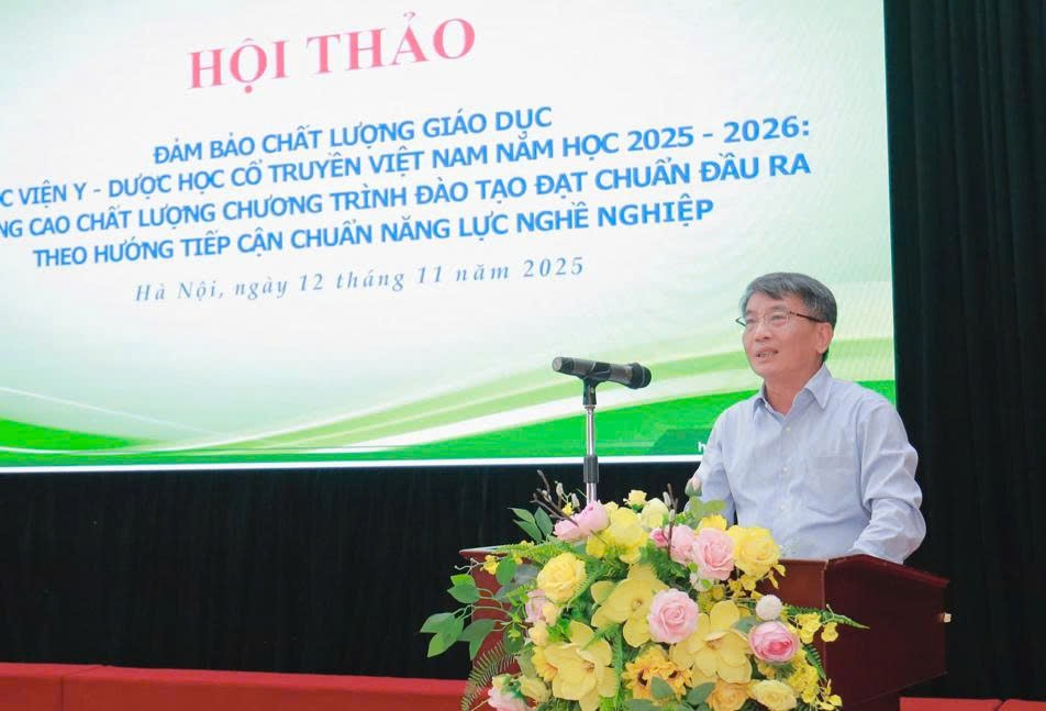 ការលើកកម្ពស់គុណភាពនៃការបណ្តុះបណ្តាលឱសថបុរាណ៖ ពីការប្តេជ្ញាចិត្តចំពោះសកម្មភាព - រូបថត ១. Nâng tầm chất lượng đào tạo y dược cổ truyền: Từ cam kết đến hành động- Ảnh 1.