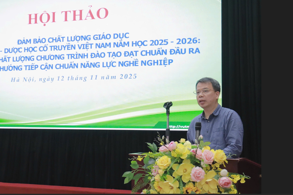 ការលើកកម្ពស់គុណភាពនៃការបណ្តុះបណ្តាលឱសថបុរាណ៖ ពីការប្តេជ្ញាចិត្តចំពោះសកម្មភាព - រូបថត ២. Nâng tầm chất lượng đào tạo y dược cổ truyền: Từ cam kết đến hành động- Ảnh 2.