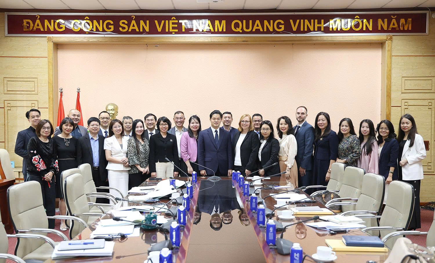 Thứ trưởng Thường trực Bộ Y tế Vũ Mạnh Hà tiếp, làm việc với EuroCham và Pharma Group- Ảnh 12.