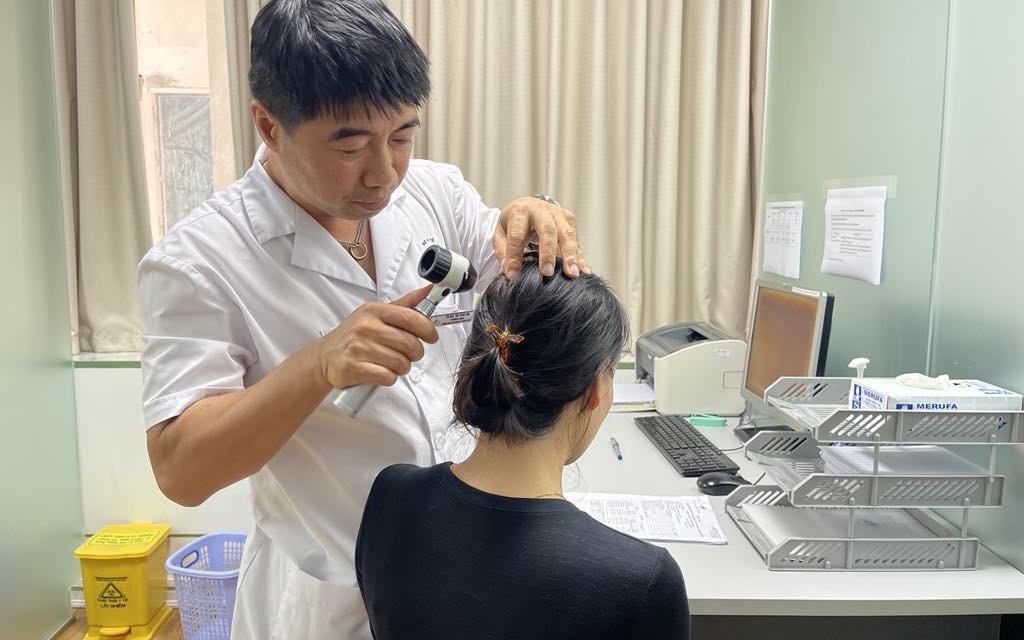 100 bệnh nhân đến khám vì rụng tóc mỗi ngày, nhiều người trẻ
