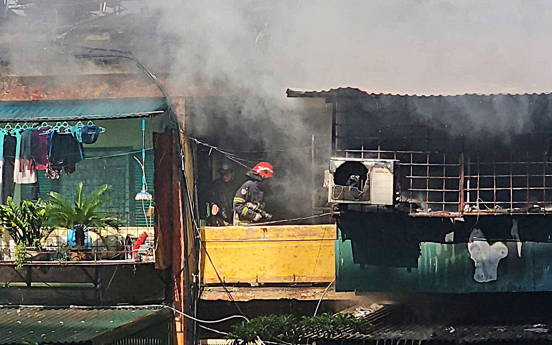 Cháy tại khu tập thể Trung Tự, lửa bùng lên tại tầng cao có dấu hiệu cơi nới