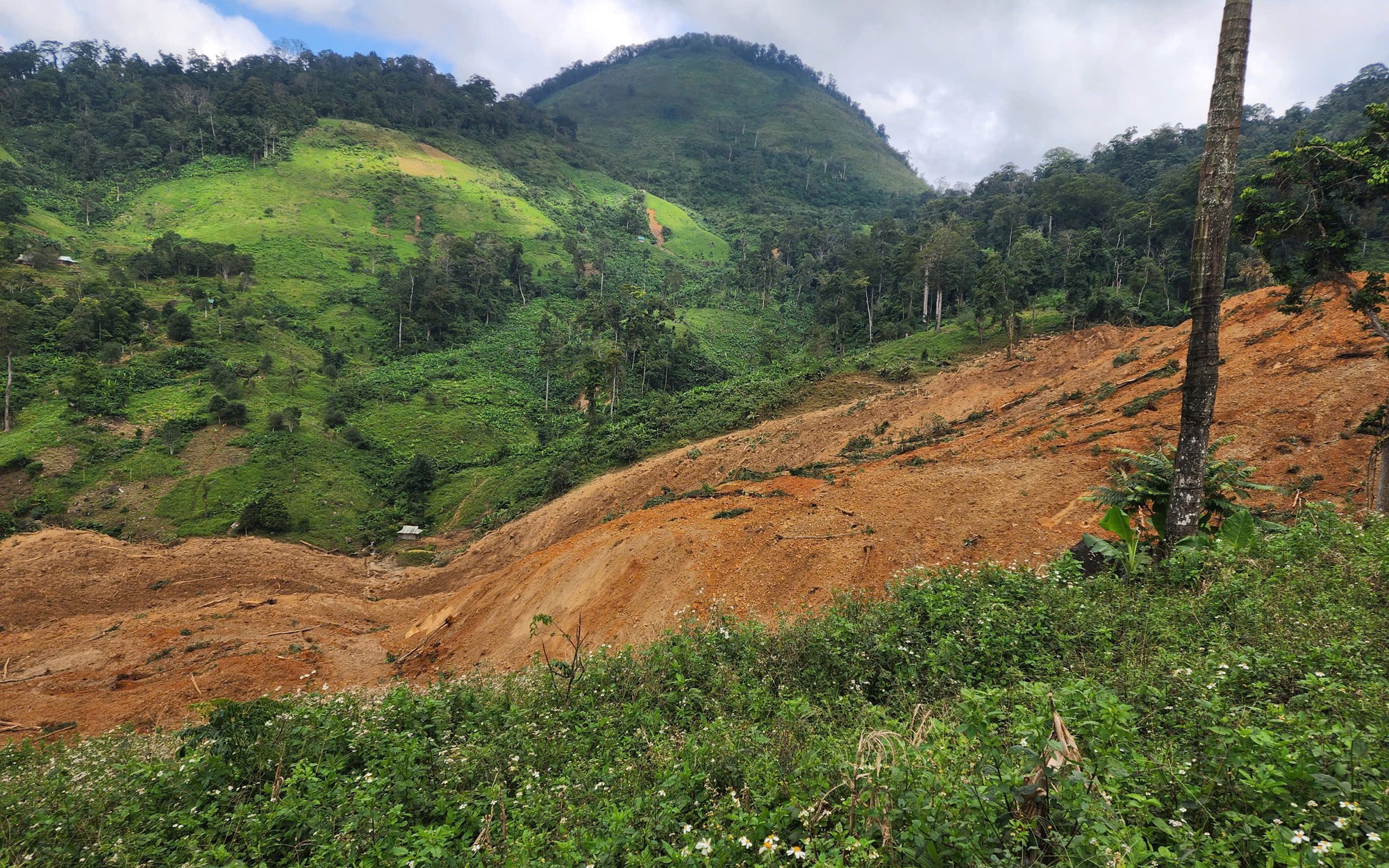 Kinh hoàng sạt lở núi, đất đá trút ào ào "như thác" ở vùng cao Đà Nẵng