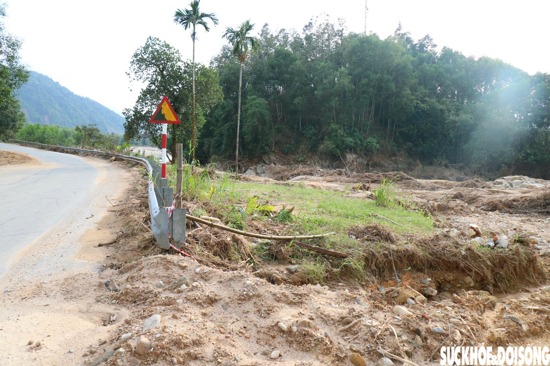 Dòng suối dưới chân Bạch Mã xác xơ sau lũ- Ảnh 14. Dòng suối dưới chân Bạch Mã xác xơ sau lũ- Ảnh 14.