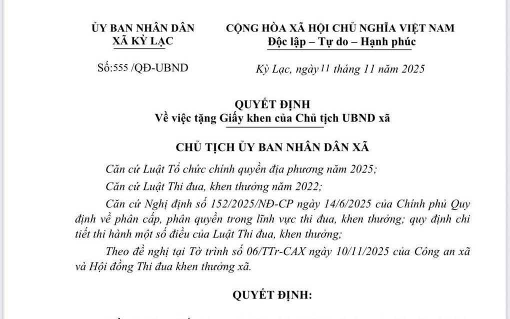 Bé trai đuối nước hồi sinh nhờ 10 phút sơ cứu thần tốc của nữ điều dưỡng- Ảnh 2. Kịp thời cứu hai nạn nhân đuối nước, ba công dân Hà Tĩnh được tuyên dương