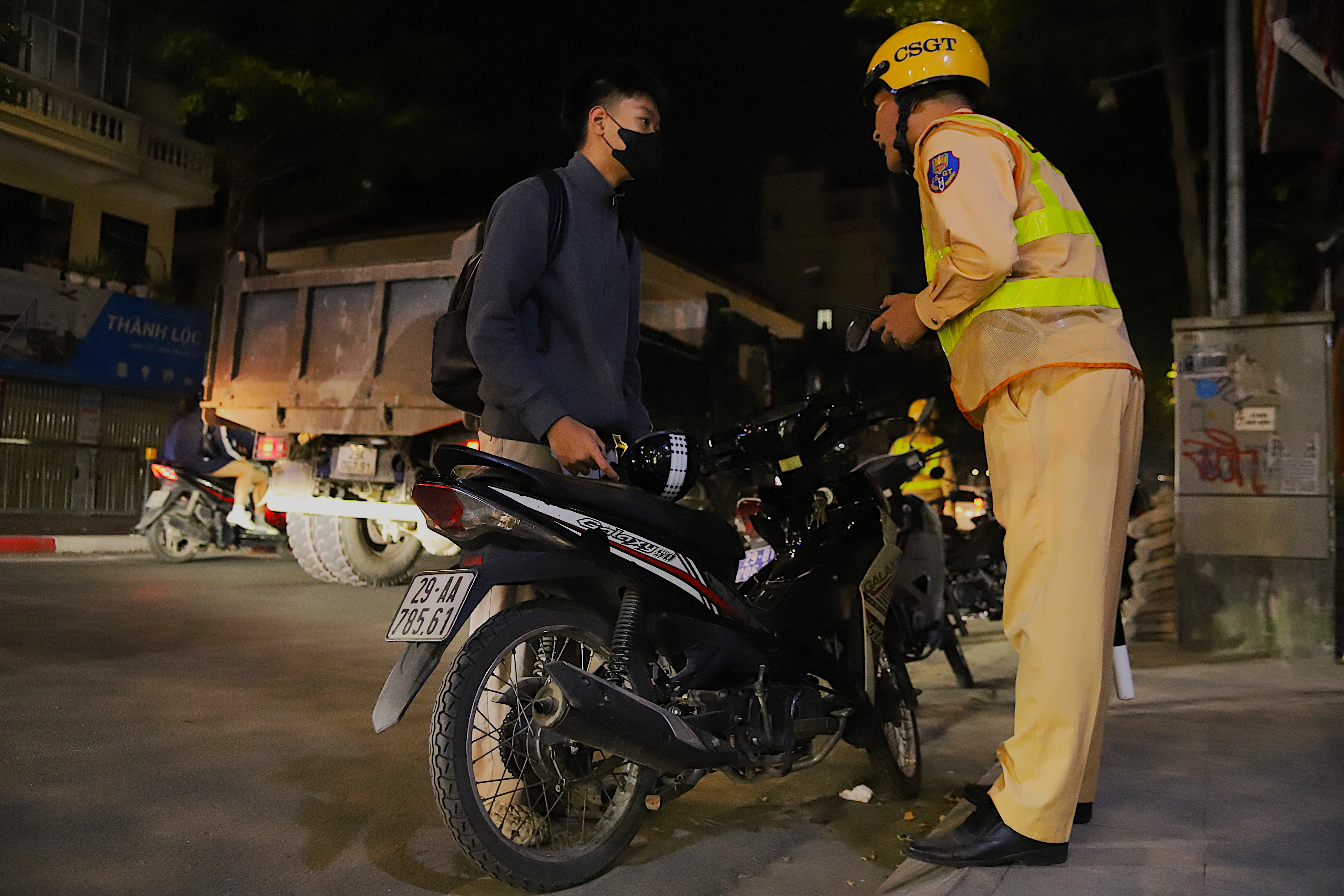 CSGT không nương tay với tài xế ‘né’ phạt vì lý do vội vàng, con nhỏ nghịch ngợm - Ảnh 4. CSGT không nương tay với tài xế ‘né’ phạt vì lý do vội vàng, con nhỏ nghịch ngợm - Ảnh 4.