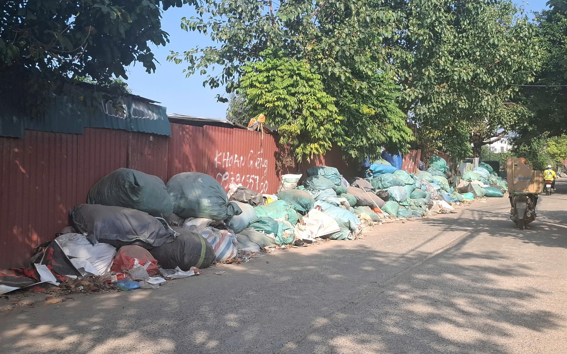 Dựng rạp cưới gần kín hết lòng đường có bị xử phạt không?- Ảnh 3. Dựng rạp cưới gần kín hết lòng đường có bị xử phạt không?- Ảnh 3.