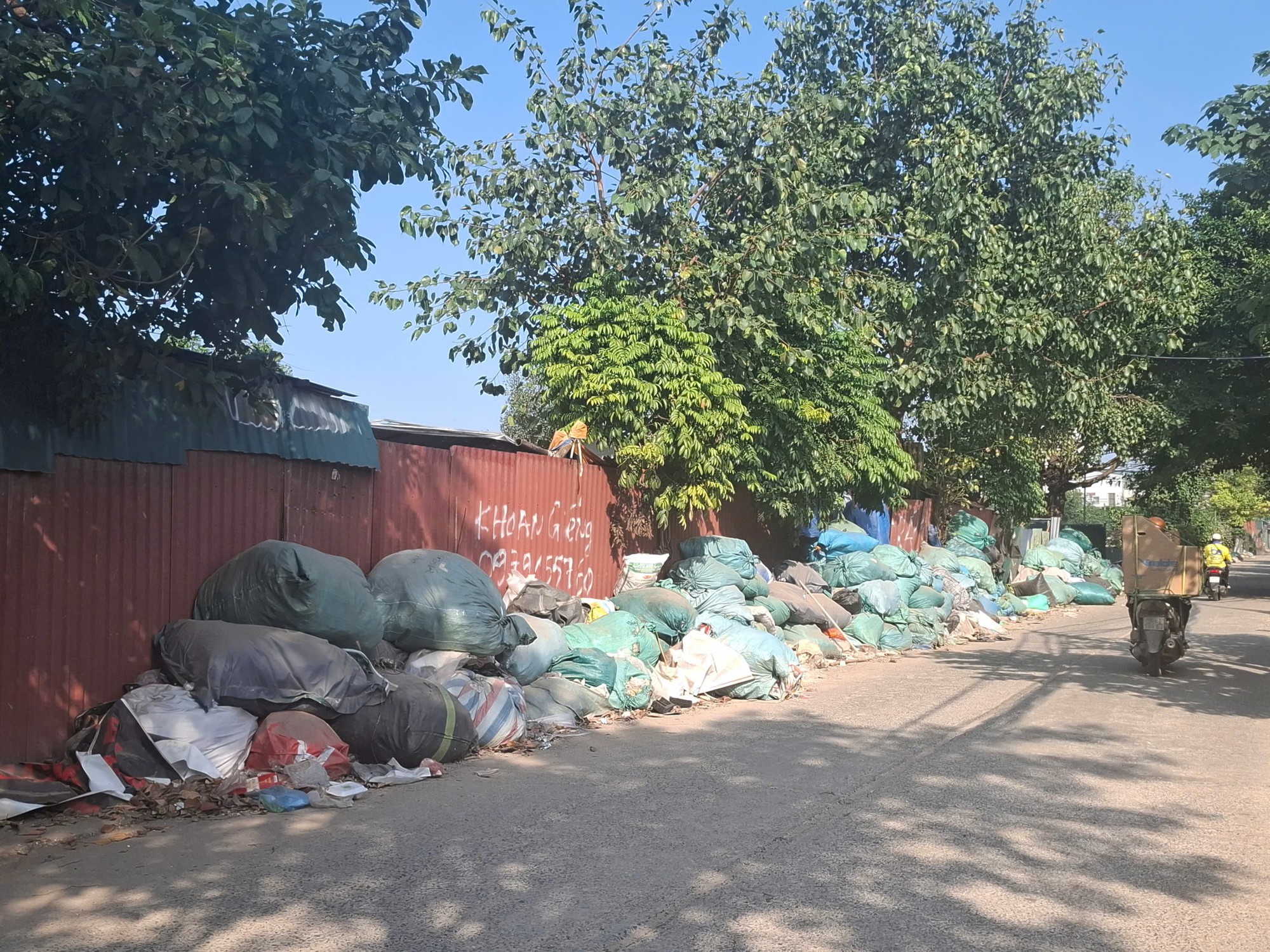 Hà Nội: Rác thải chất đống bên đường do phí thu quá thấp?