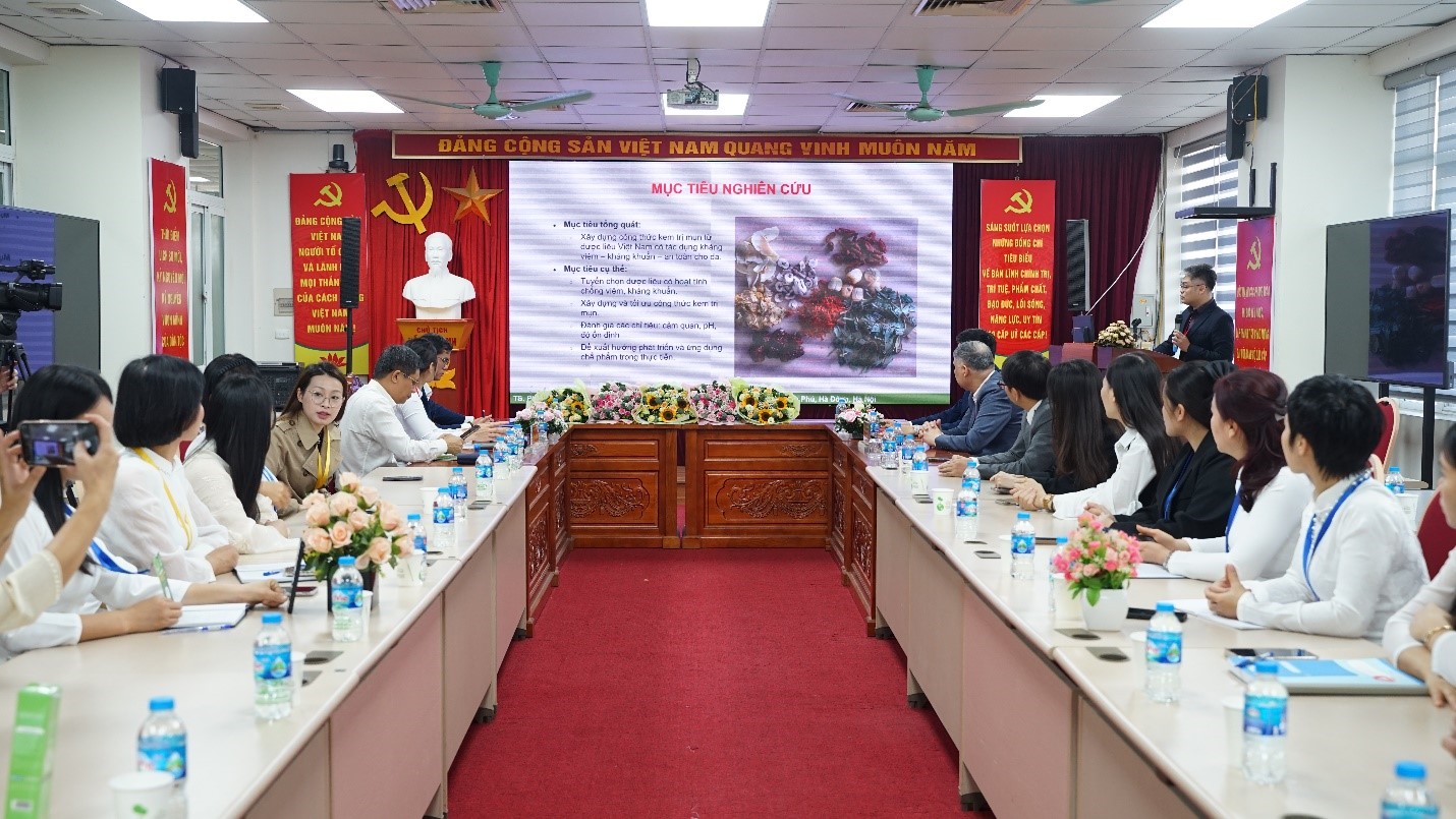 Hội thảo khoa học giới thiệu kem trị mụn từ thảo dược Việt Nam, ứng dụng dược liệu Việt trong điều trị mụn- Ảnh 2. Hội thảo khoa học giới thiệu kem trị mụn từ thảo dược Việt Nam, ứng dụng dược liệu Việt trong điều trị mụn- Ảnh 2.