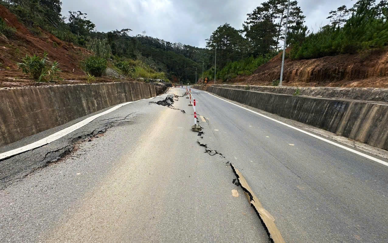 Sạt lở nghiêm trọng trên Quốc lộ 24, giao thông qua Măng Đen tê liệt- Ảnh 3.
