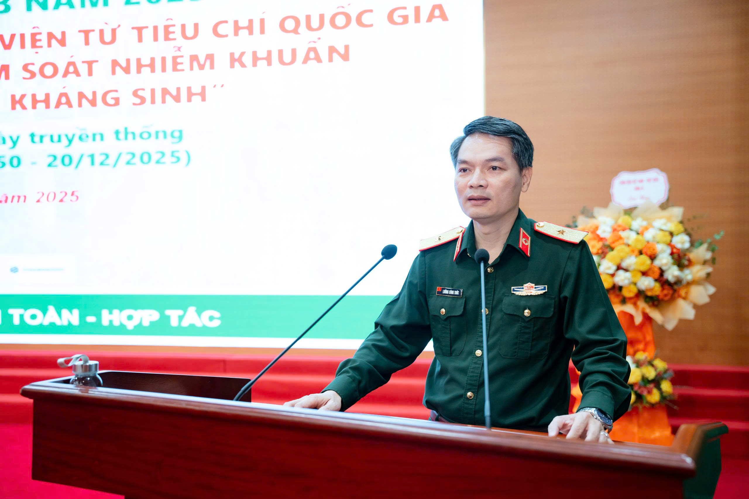 អ្នកជំនាញខាងយោធា និងវេជ្ជសាស្រ្ដប្រមូលផ្តុំពិភាក្សាអំពីដំណោះស្រាយបច្ចេកវិជ្ជាដើម្បីគ្រប់គ្រងការឆ្លងមេរោគនៅមន្ទីរពេទ្យ - រូបថត ១. Chuyên gia quân y và y tế hội tụ bàn giải pháp ứng dụng công nghệ để kiểm soát nhiễm khuẩn bệnh viện- Ảnh 1.