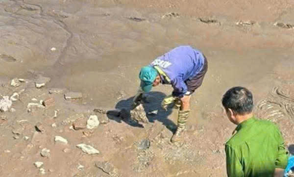 Hải Phòng: Bộ xương người dưới lớp bùn ao đã phân hủy 10 năm- Ảnh 1. Hải Phòng: Bộ xương người dưới lớp bùn ao đã phân hủy 10 năm- Ảnh 1.
