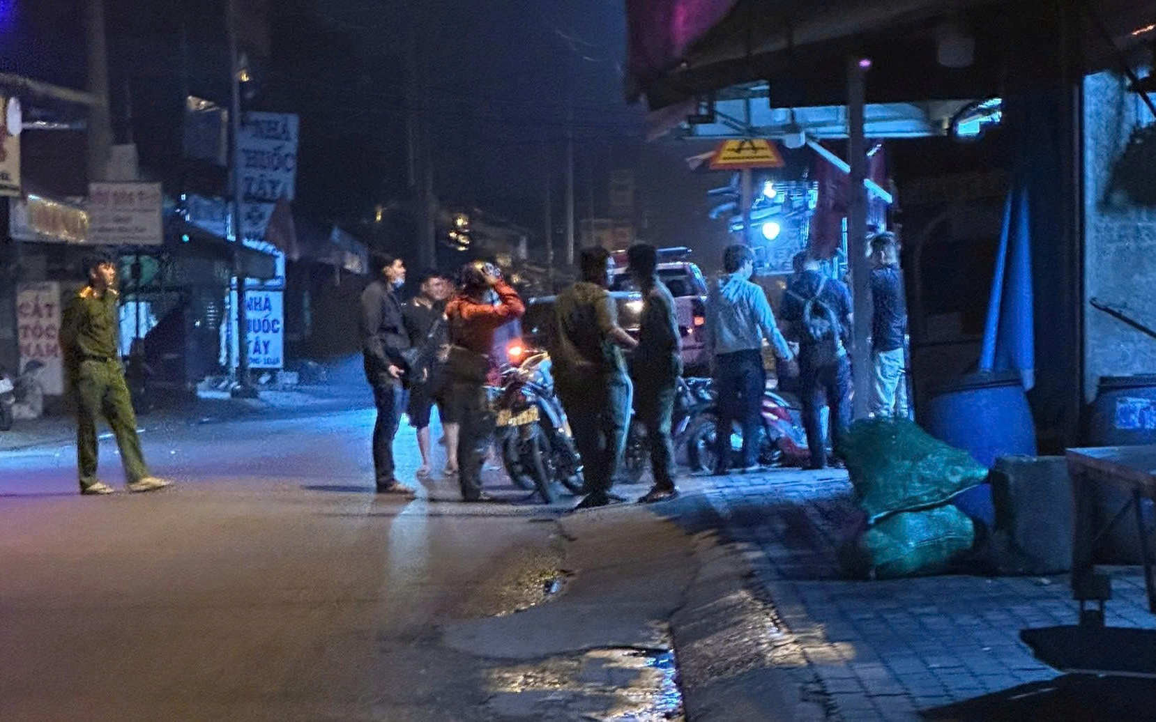 Phát hiện công nhân đang chế biến mỡ động vật trong khu nghĩa trang- Ảnh 3.