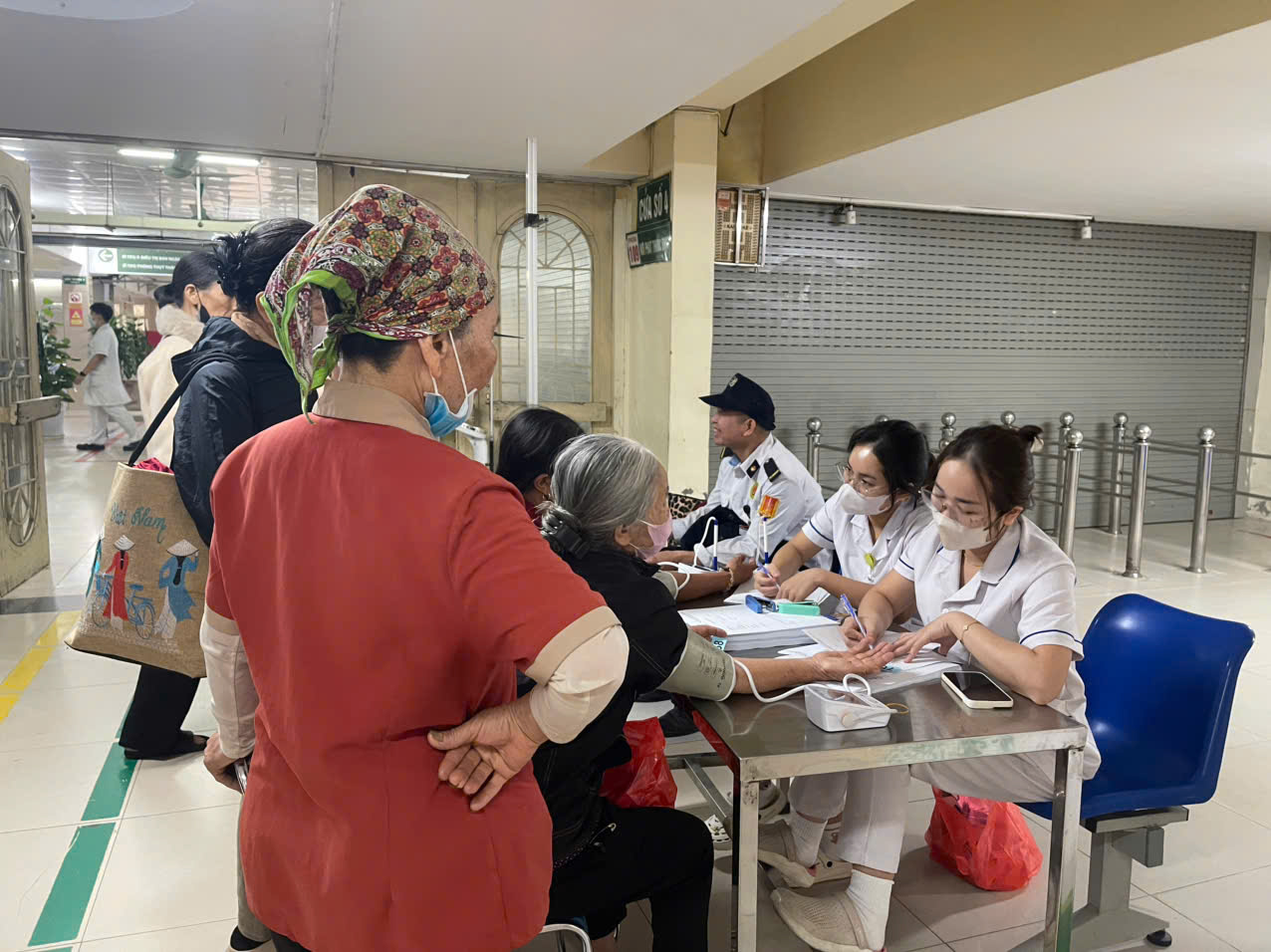 Experto del Hospital Bach Mai: No ignore la dificultad para respirar y la tos crónica, piense en la EPOC - Foto 2. Chuyên gia Bệnh viện Bạch Mai: Khó thở, ho mãn tính đừng chủ quan, hãy nghĩ đến COPD- Ảnh 2.